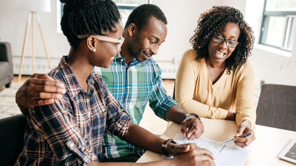 Comment les prêts intrafamiliaux peuvent combler l'écart de financement de l'éducation