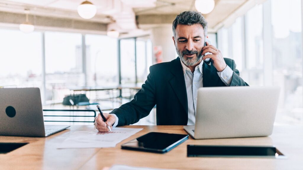 L'IA peut guider les introvertis au succès des services professionnels