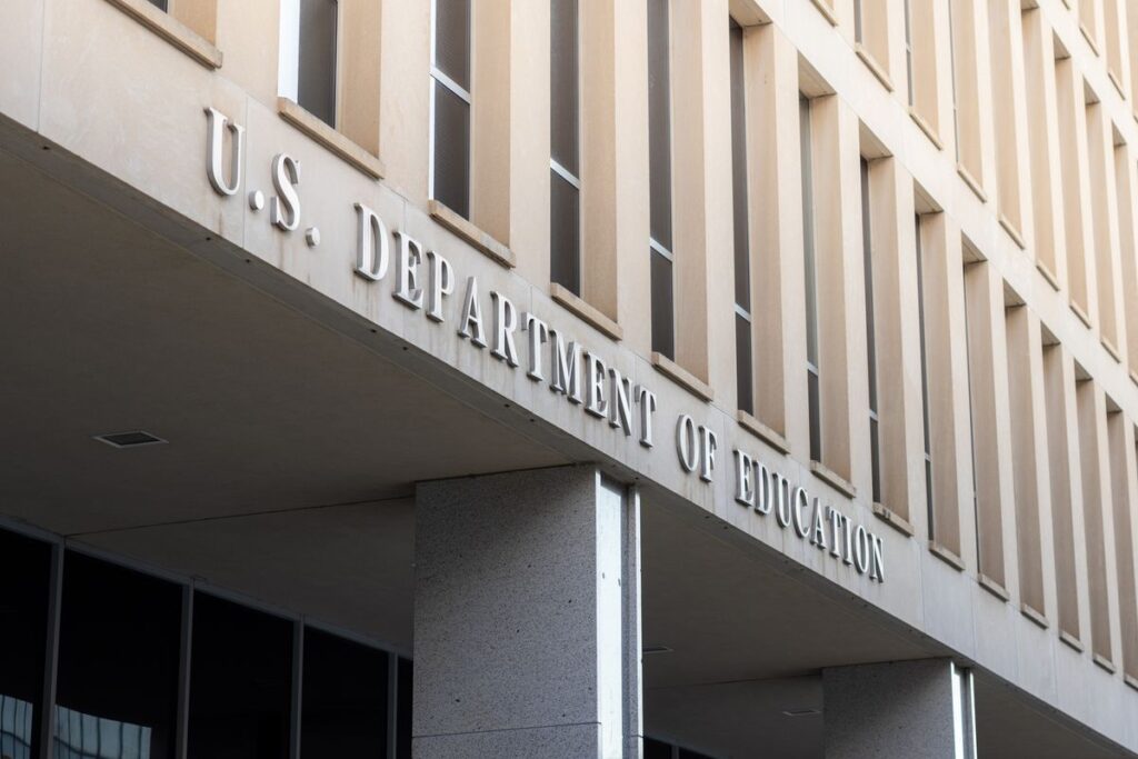 Comment le décret exécutif du Département de l'éducation de Trump affectera-t-il les bourses et les allégements fiscaux?