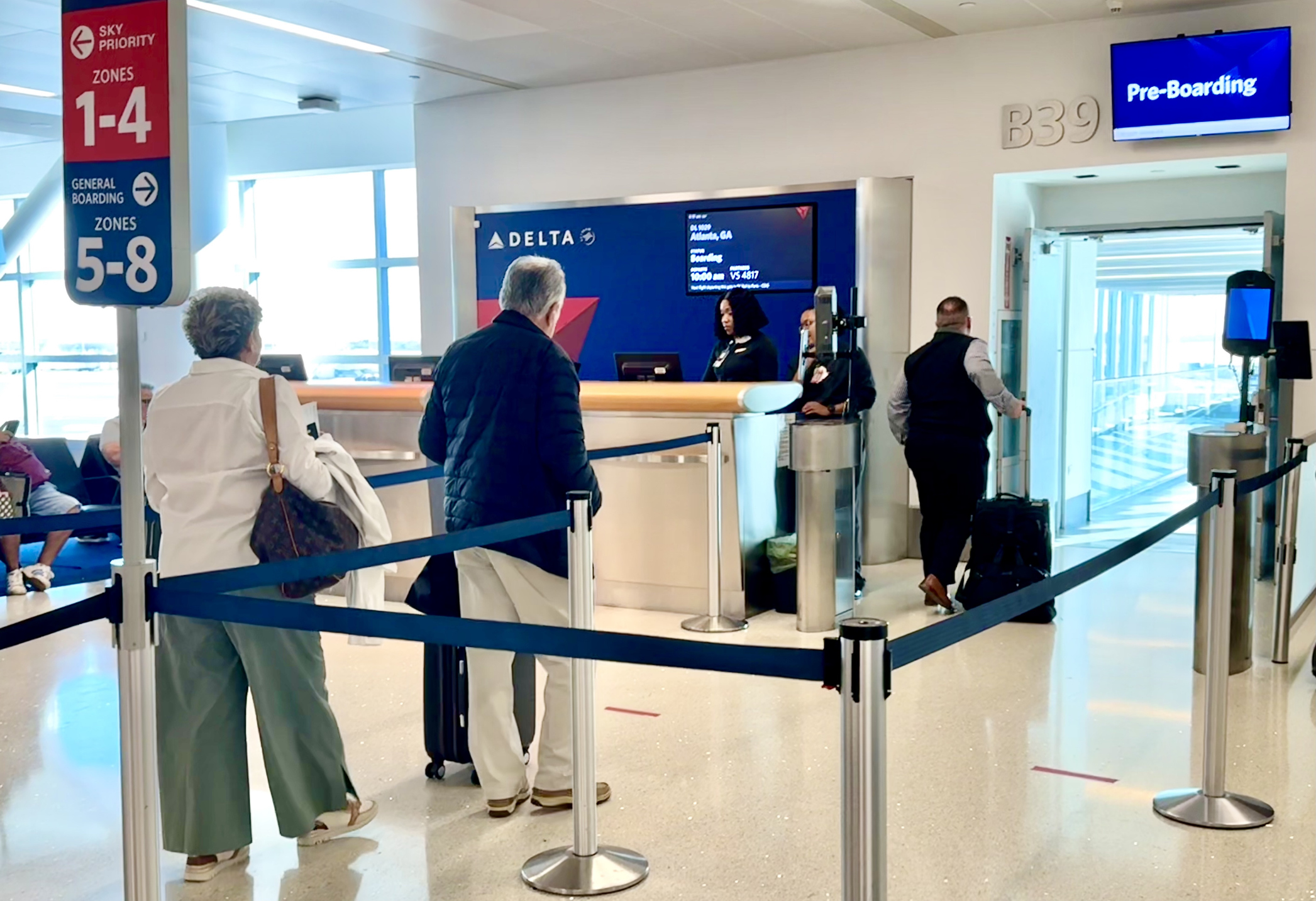 Les passagers à bord d'un vol Delta à la porte.