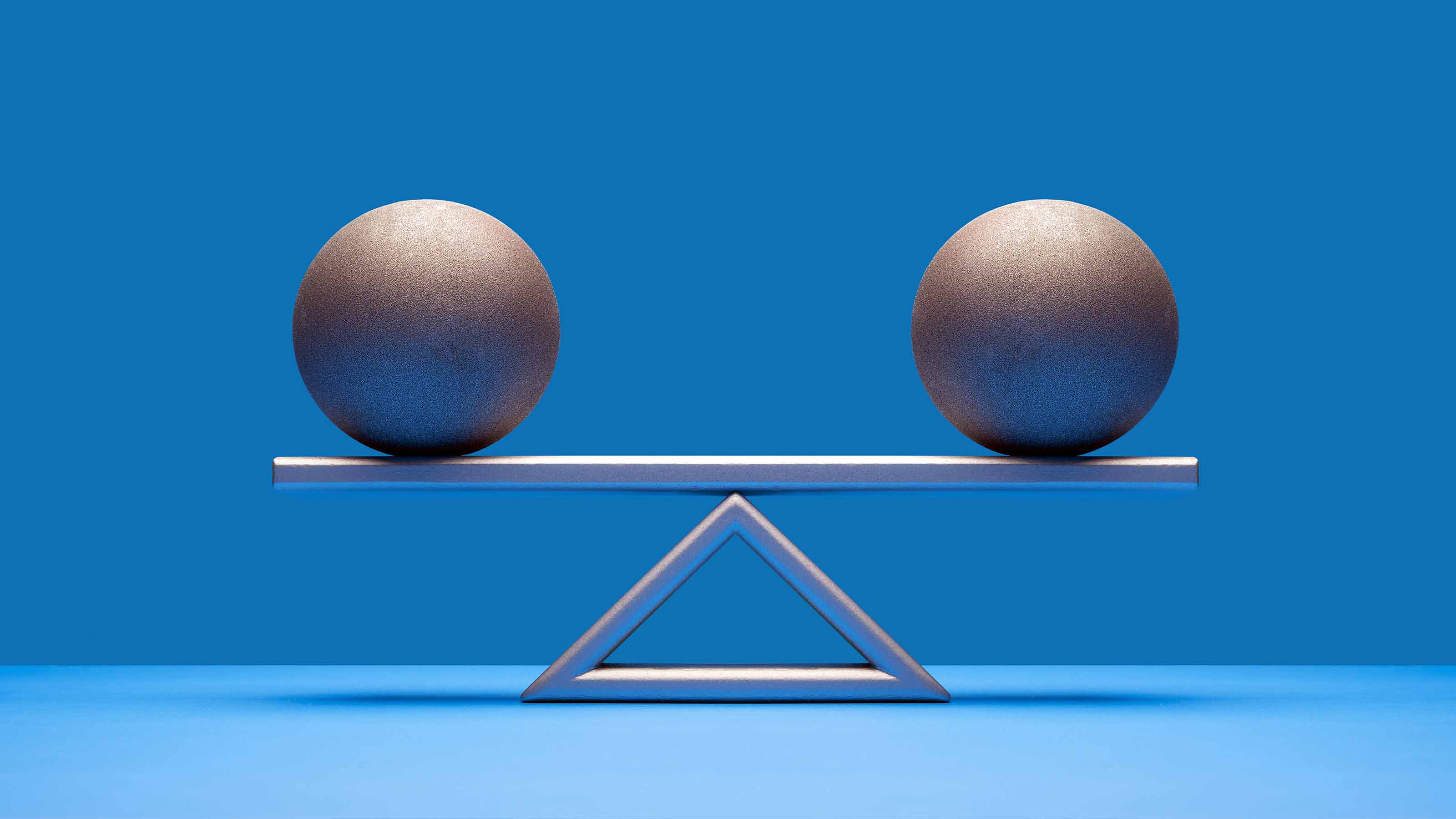 deux boules d'argent également équilibrées sur une balance