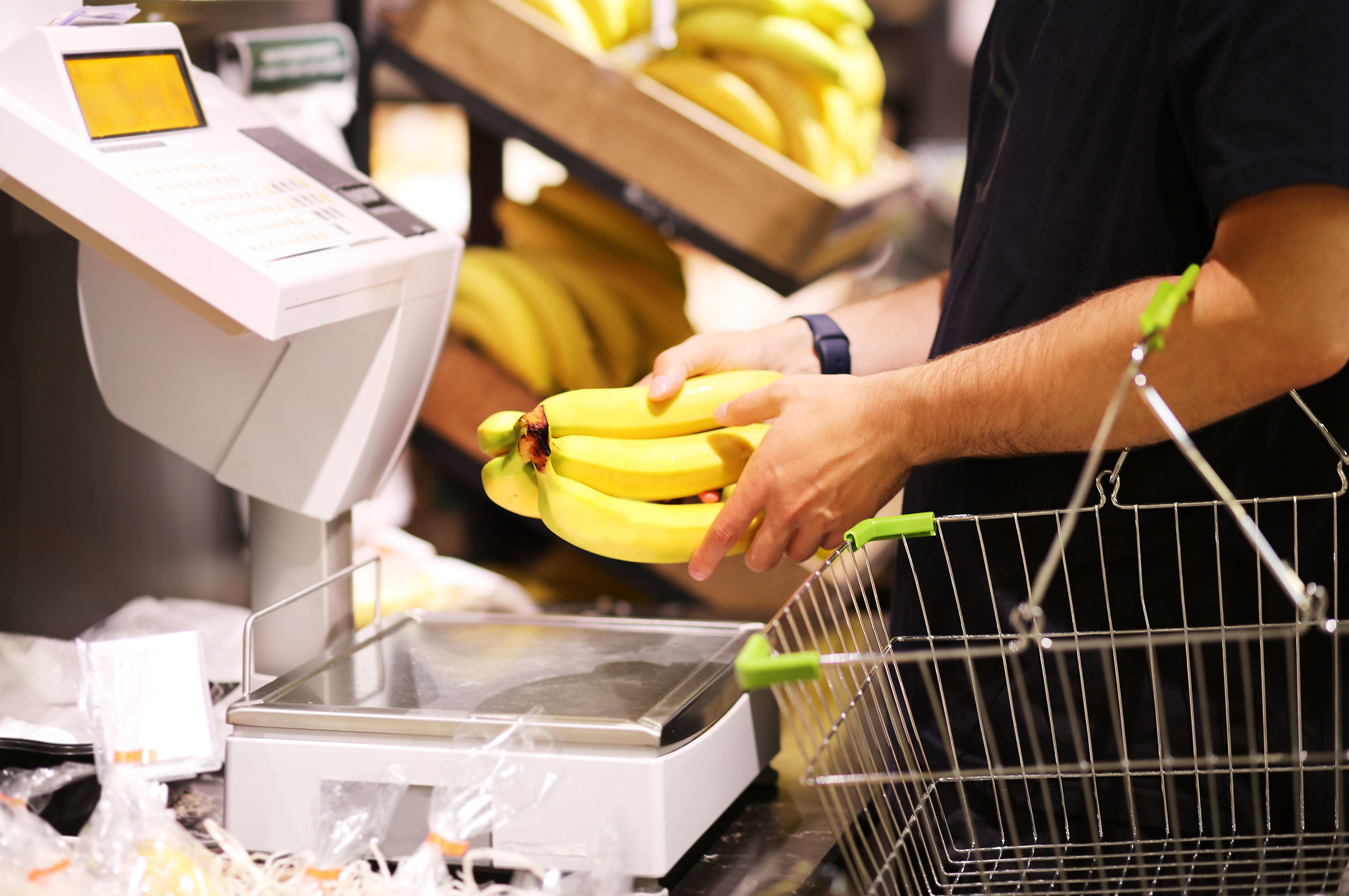 Acheter des bananes sur le marché