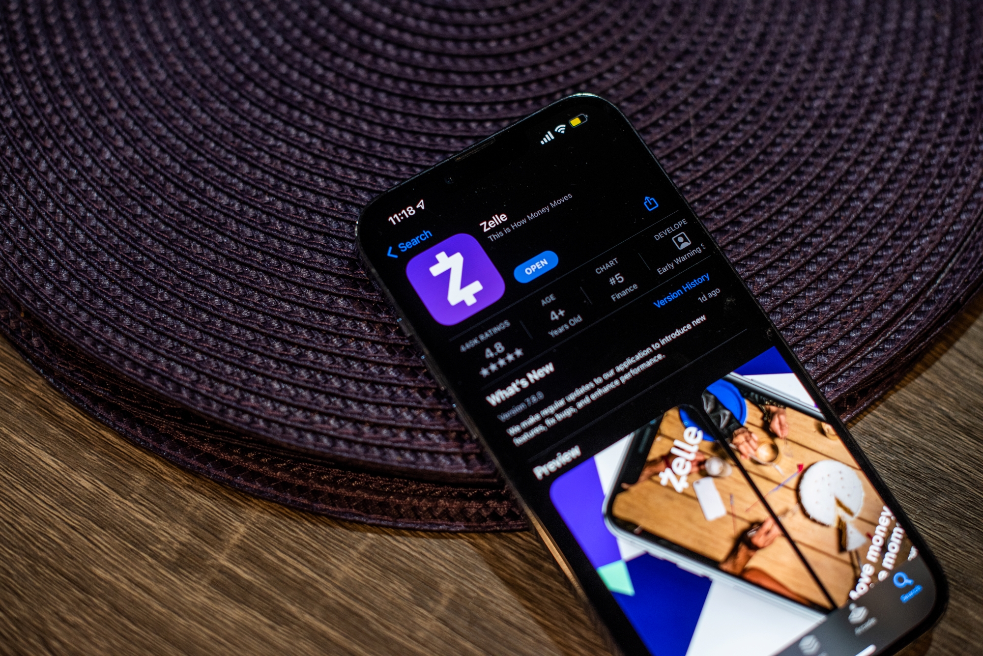 Page de téléchargement de l'application Zelle sur un écran de smartphone.
