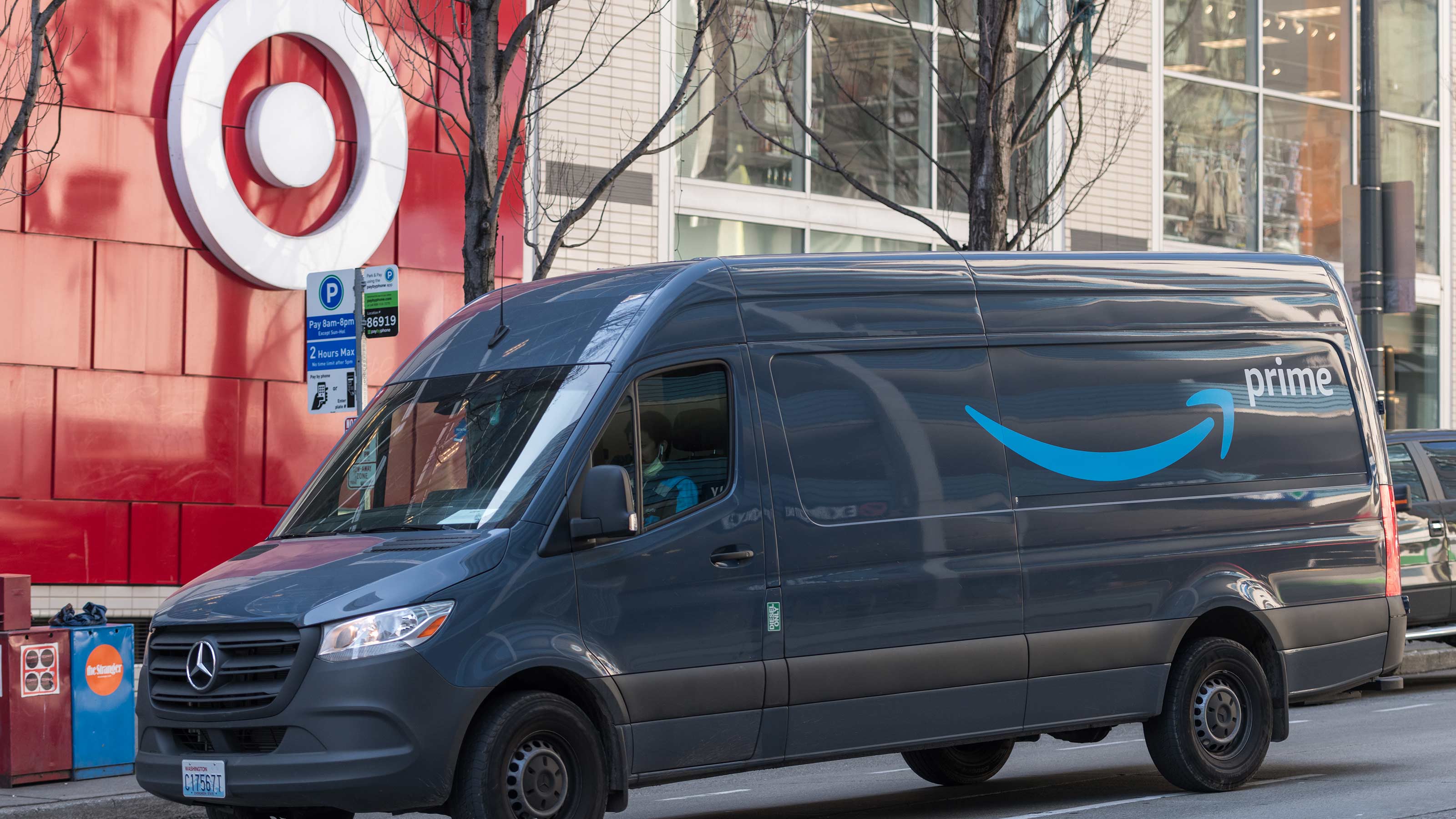 Amazon Living Van passe devant un magasin cible avec le logo Bullseye