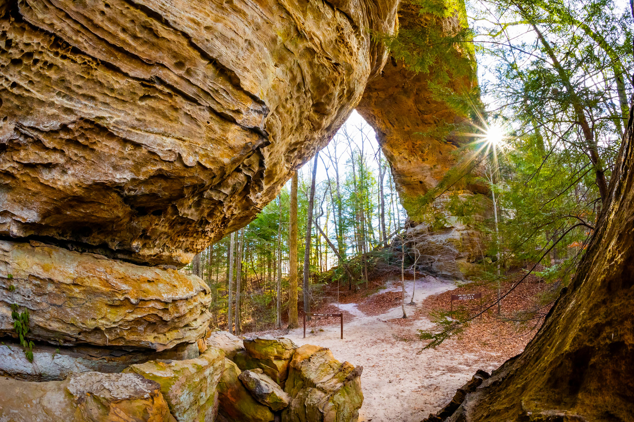Formation rocheuse pittoresque Twin Arches dans Big South Fork National Recreation Area en automne
