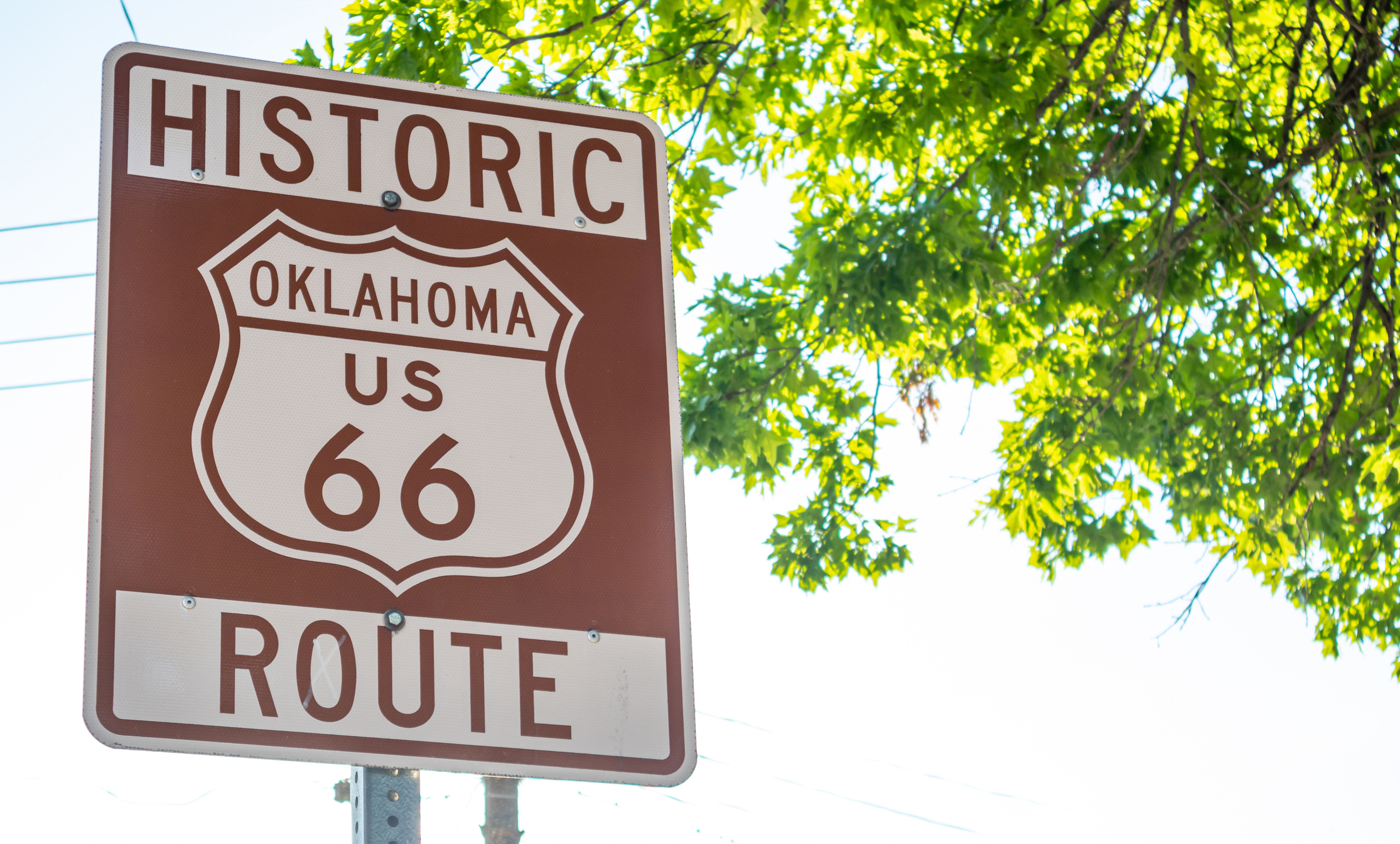 Route 66, Oklahoma. Panneau de route de couleur marron à Tulsa OK, Sunny Day, Route 66 Le roadtrip historique classique aux États-Unis
