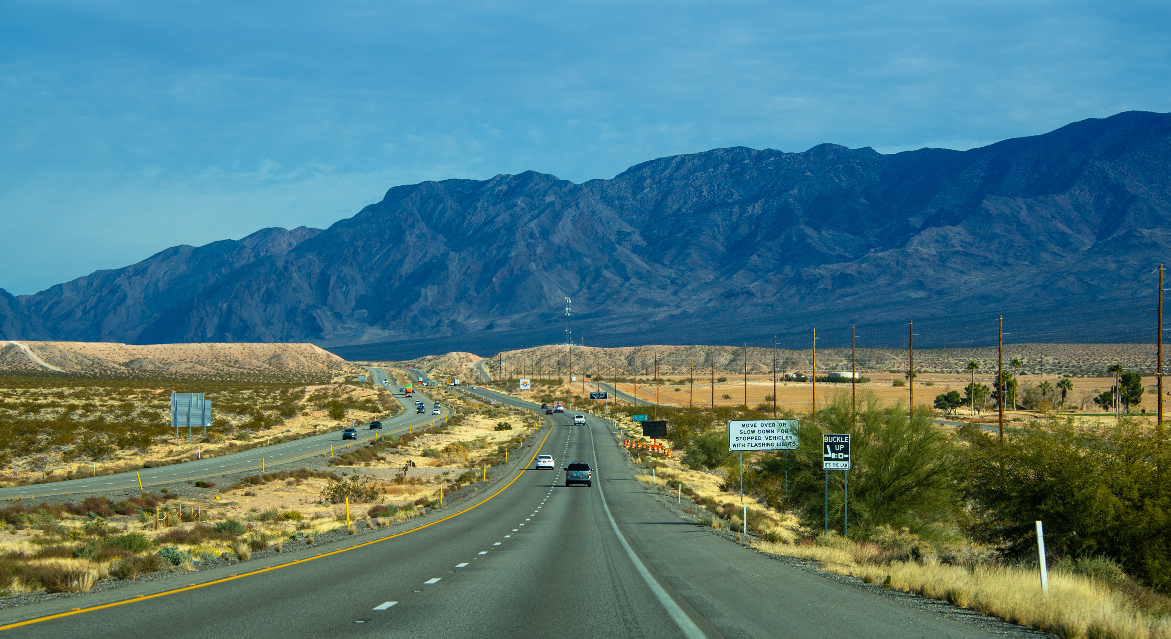 Une route mène aux montagnes à travers le désert à Mesquite, au Nevada.