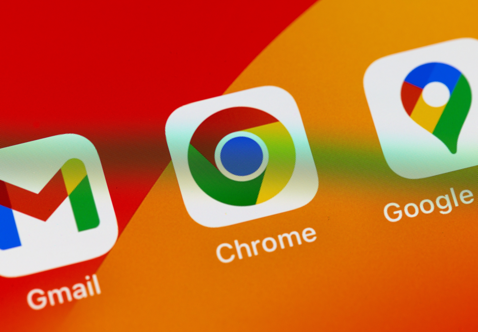 Logos d'applications pour Gmail, Chrome et Google Maps affichés sur un écran de smartphone.