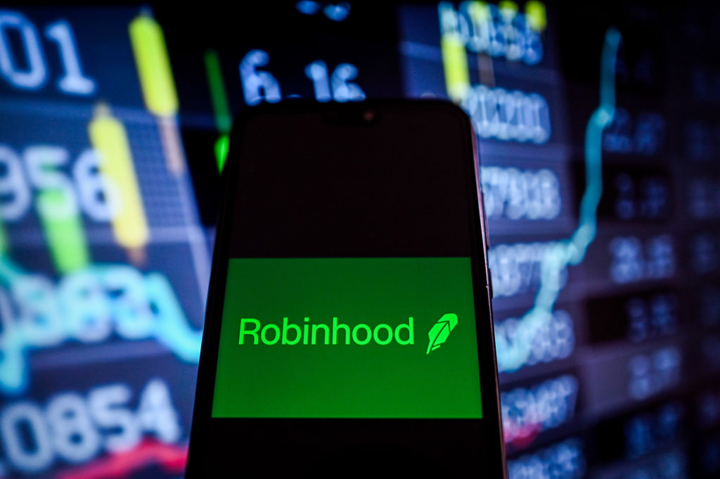Le logo Green Robinhood sur le smartphone avec des graphiques de stock est floue en arrière-plan