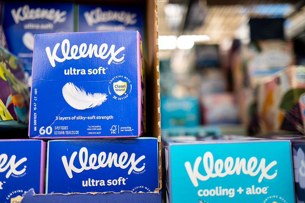 Des boîtes de Kleenex sont affichées sur des étagères dans un Walmart Supercenter le 05 juin 2025 à Austin, au Texas.