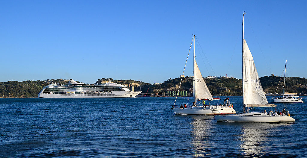 Brilliance of the Seas, un navire de croisière de classe Radiance de 90 090 GT exploité par Royal Caribbean International, navigue sur la rivière Tagus après le départ du terminal de croisière le 26 août 2025, à Lisbonne, au Portugal.