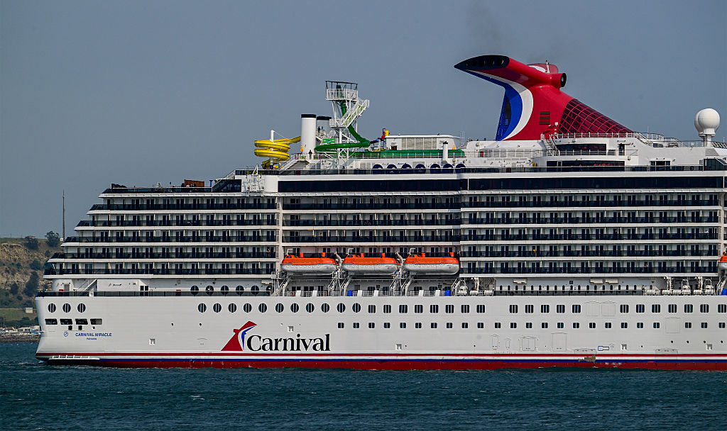 Carnival Miracle, un navire de croisière de 88 500 GT Spirit Class exploité par Carnival Cruise Line, navigue sur la rivière Tagus après le départ du terminal de croisière le 3 juin 2025, à Lisbonne, au Portugal.