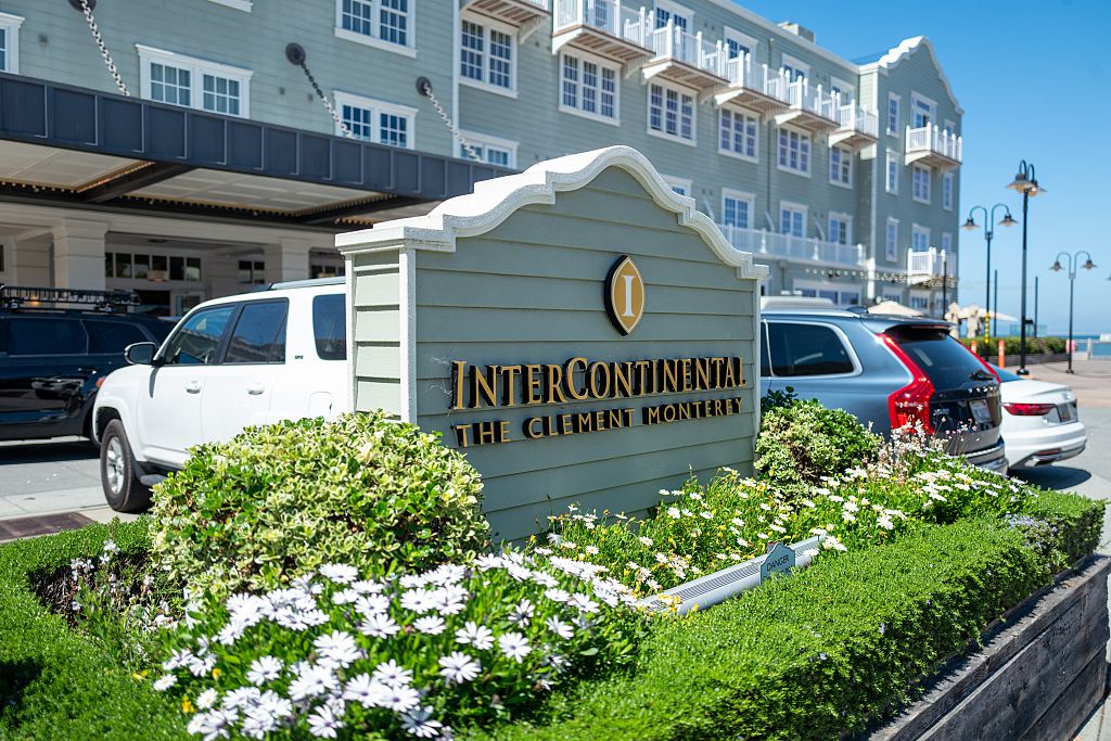 Signe à Intercontinental The Clement Monterey Hotel sur Cannery Row, Monterey, Californie, 5 août 2025.