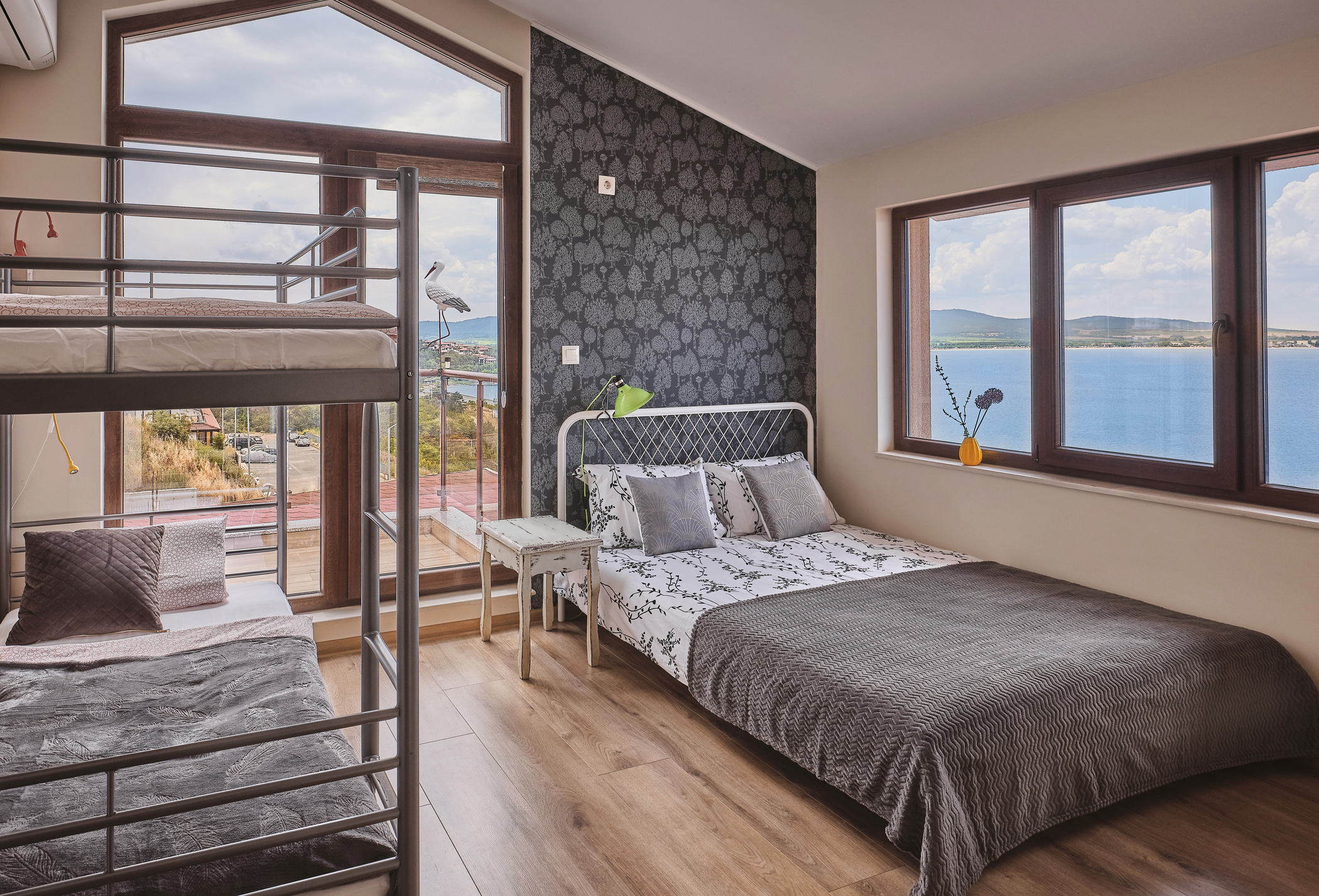 Chambre d'amis avec lits superposés surplombant l'océan