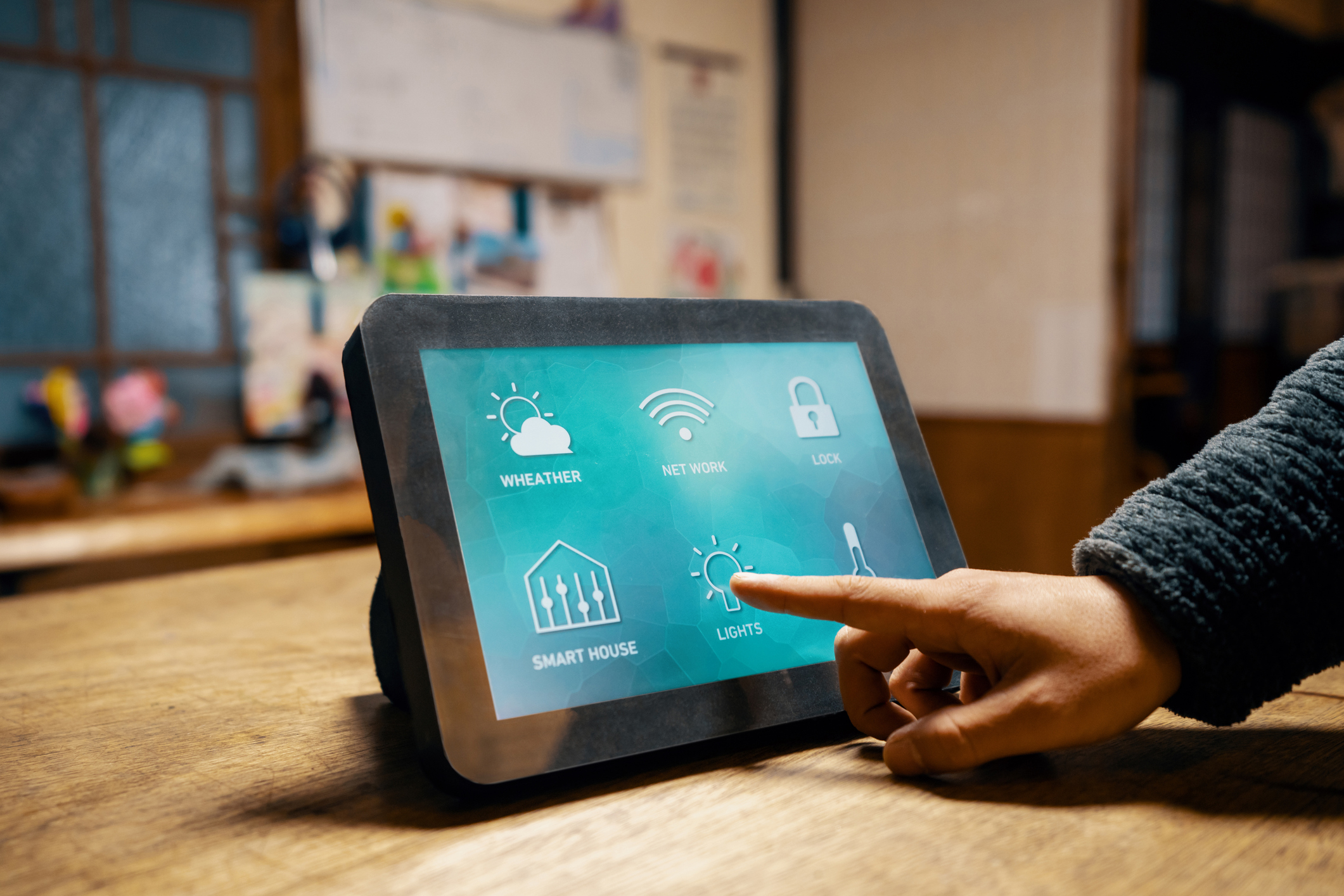 Les lumières tournantes à la main éteintes ou allumées avec un appareil intelligent