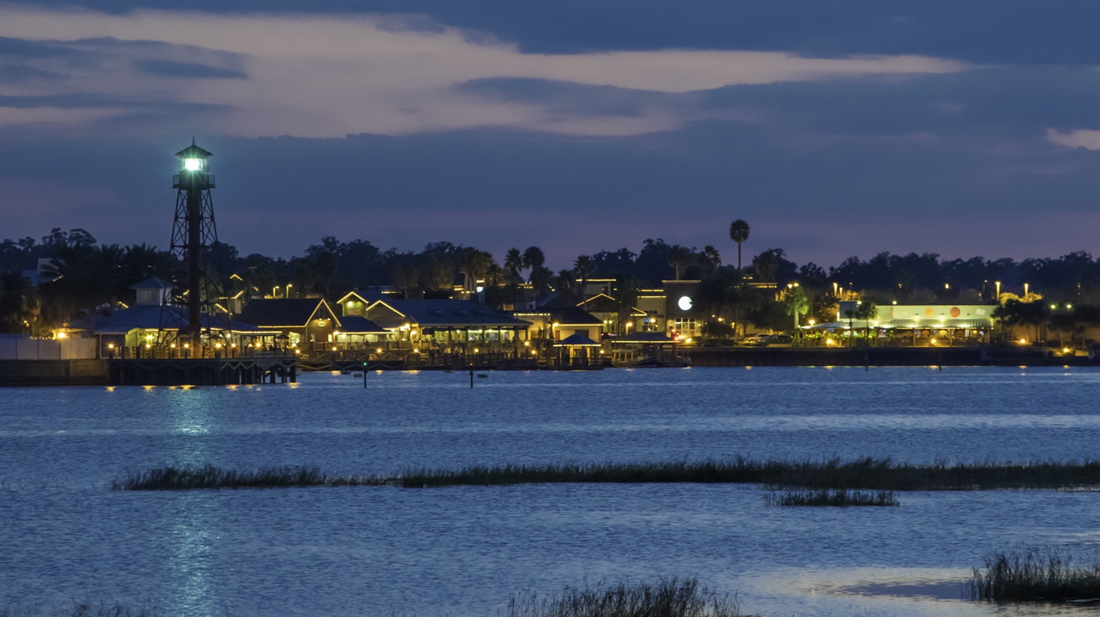 Phare et port dans les villages.