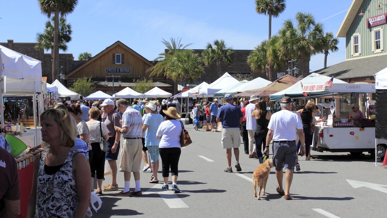 The Villages, FL, États-Unis - 1er avril 2017: Les magasins de marché de la rue sous des auvents se vendent aux acheteurs par une journée ensoleillée. Les gens des magasins du marché des agriculteurs près de Paddock Square.