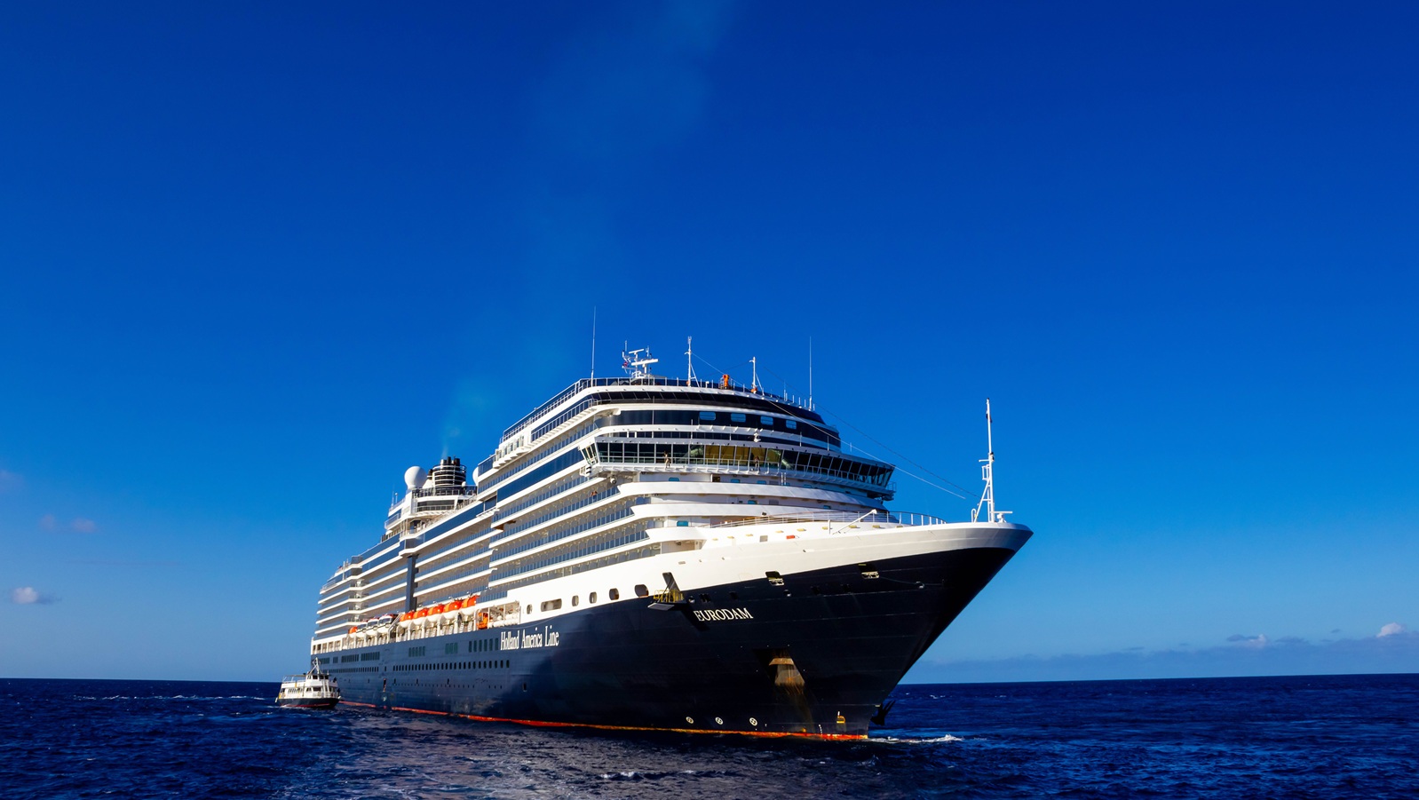 Half Moon Cay Island, Bahamas - 2 décembre 2019: Holland America Cruise Ship Eurodam a accosté en mer près de Bagamas