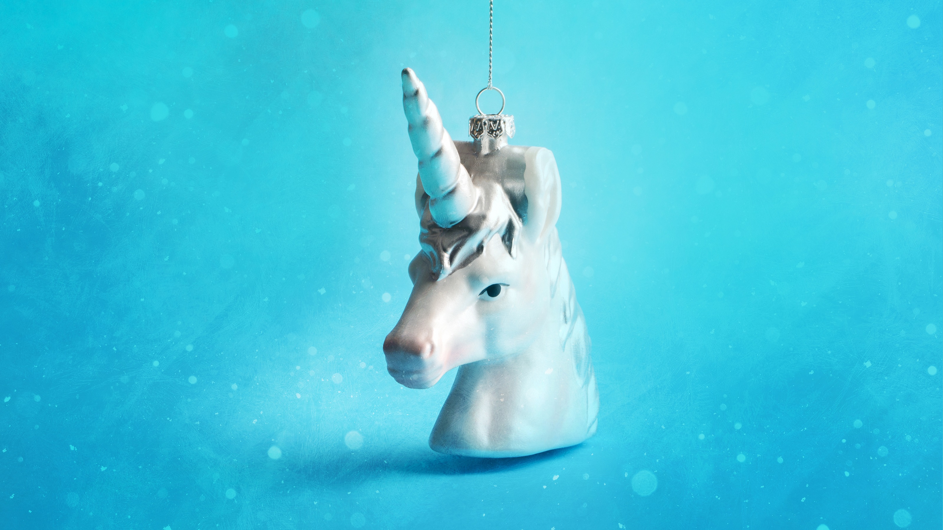 Une décoration de Noël licorne sur fond bleu.