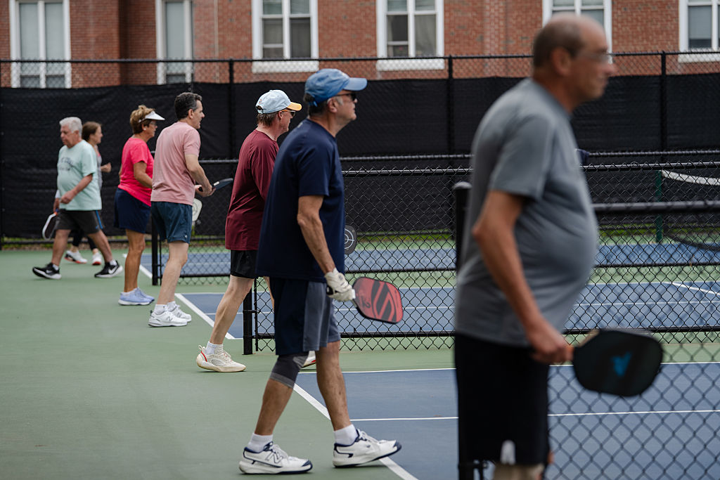Les membres du Braintree Pickleball Players Club remplissent les courts de Braintree, Massachusetts.