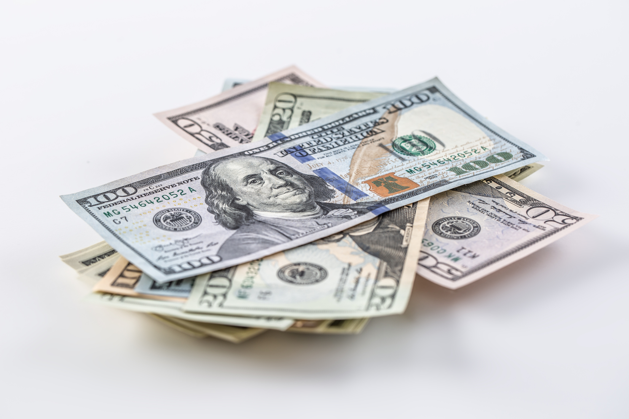 Billets américains sur fond blanc.