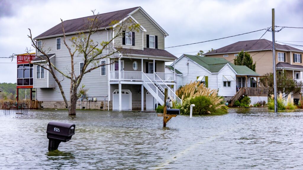 La fermeture gèle l'assurance fédérale contre les inondations, affectant les propriétaires et les acheteurs