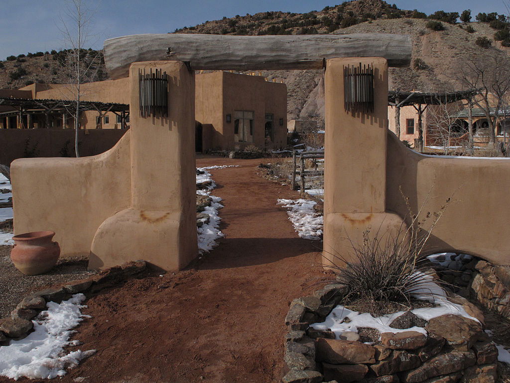 Les collines derrière l'Ojo Caliente Mineral Springs Resort & Spa à Ojo Caliente, au Nouveau-Mexique, abrite les ruines du Posi Pueblo. (Photo de Phil Velasquez/Chicago Tribune/Tribune News Service via Getty Images)