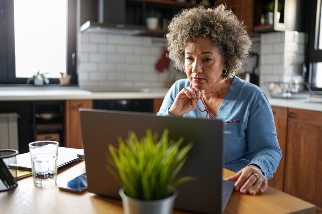 J'ai 61 ans et j'ai besoin de 50 000 $ pour des réparations à la maison. Dois-je emprunter compte tenu des taux actuels ou effectuer un retrait sur mon 401(k) de 950 000 $ ?