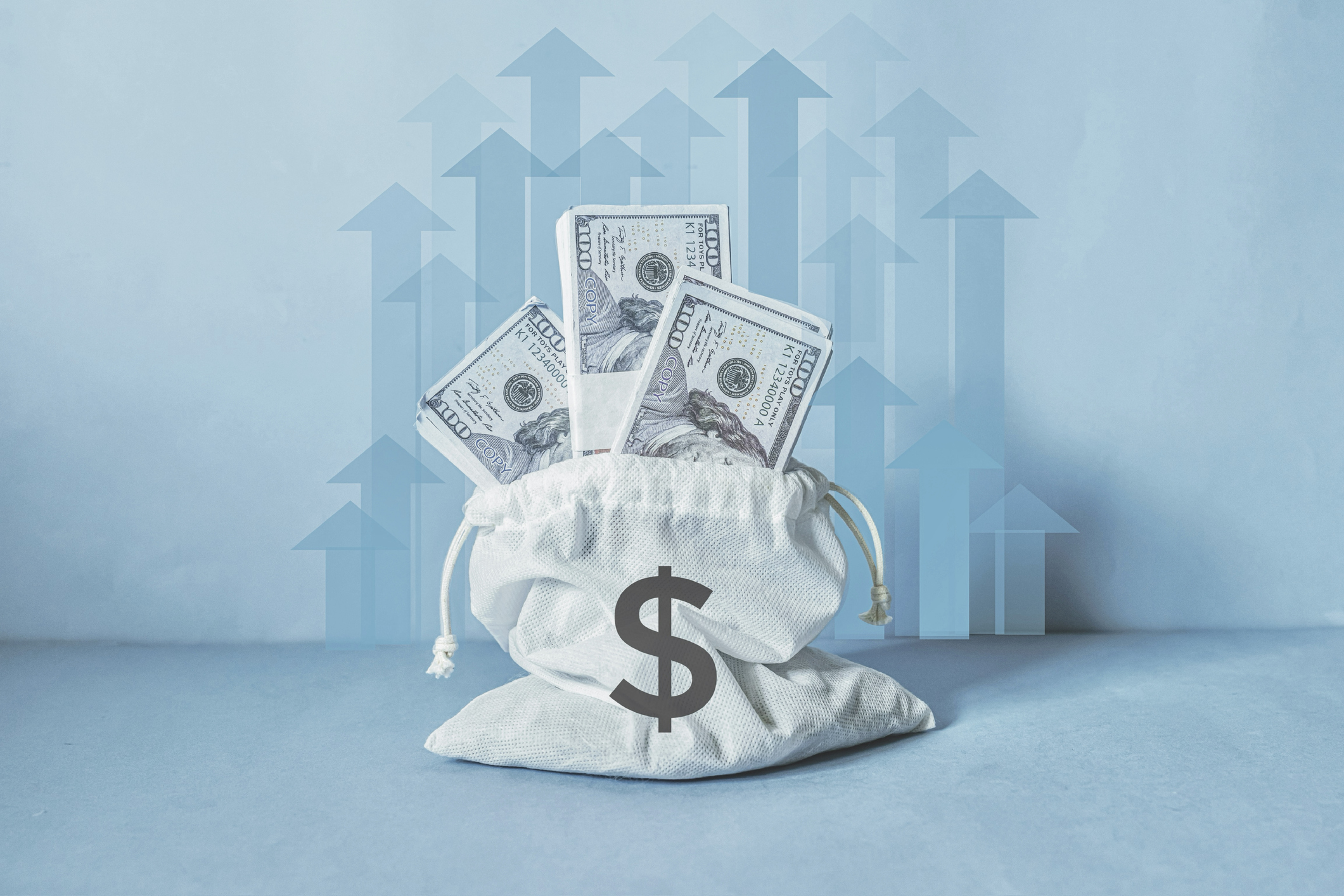 Gros plan de dollars dans un sac en tissu, le concept de valeur en dollars, la direction du dollar, le concept d'épargne