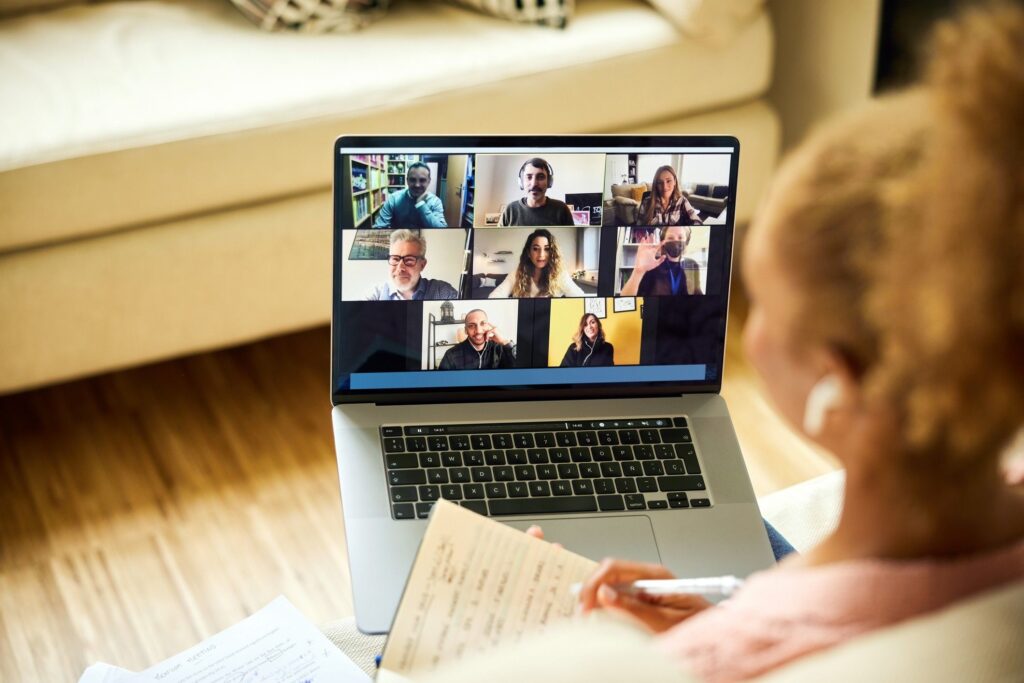 J'ai 57 ans et j'exerce un excellent travail à distance, mais mon entreprise veut que je sois au bureau à temps plein. Je n'ai pas l'énergie pour un trajet quotidien. Aide!