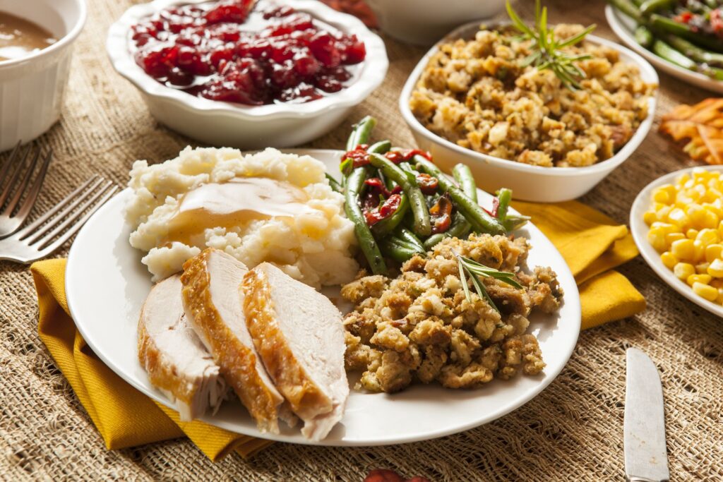 Dinde, tarifs douaniers et taxes sur les produits d'épicerie : le coût du dîner de Thanksgiving cette année