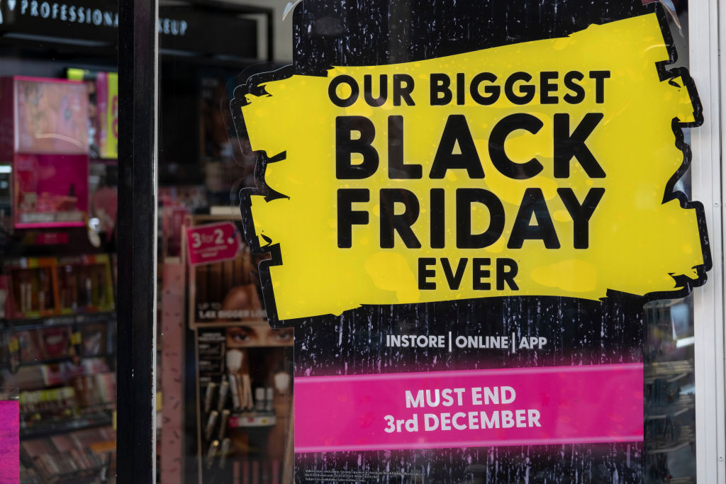 Un panneau du Black Friday dans une vitrine de magasin