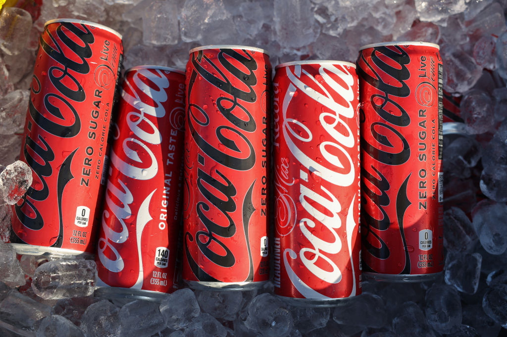 Canettes de Coca-Cola et Zero Sugar Coca-Cola dans de la glace