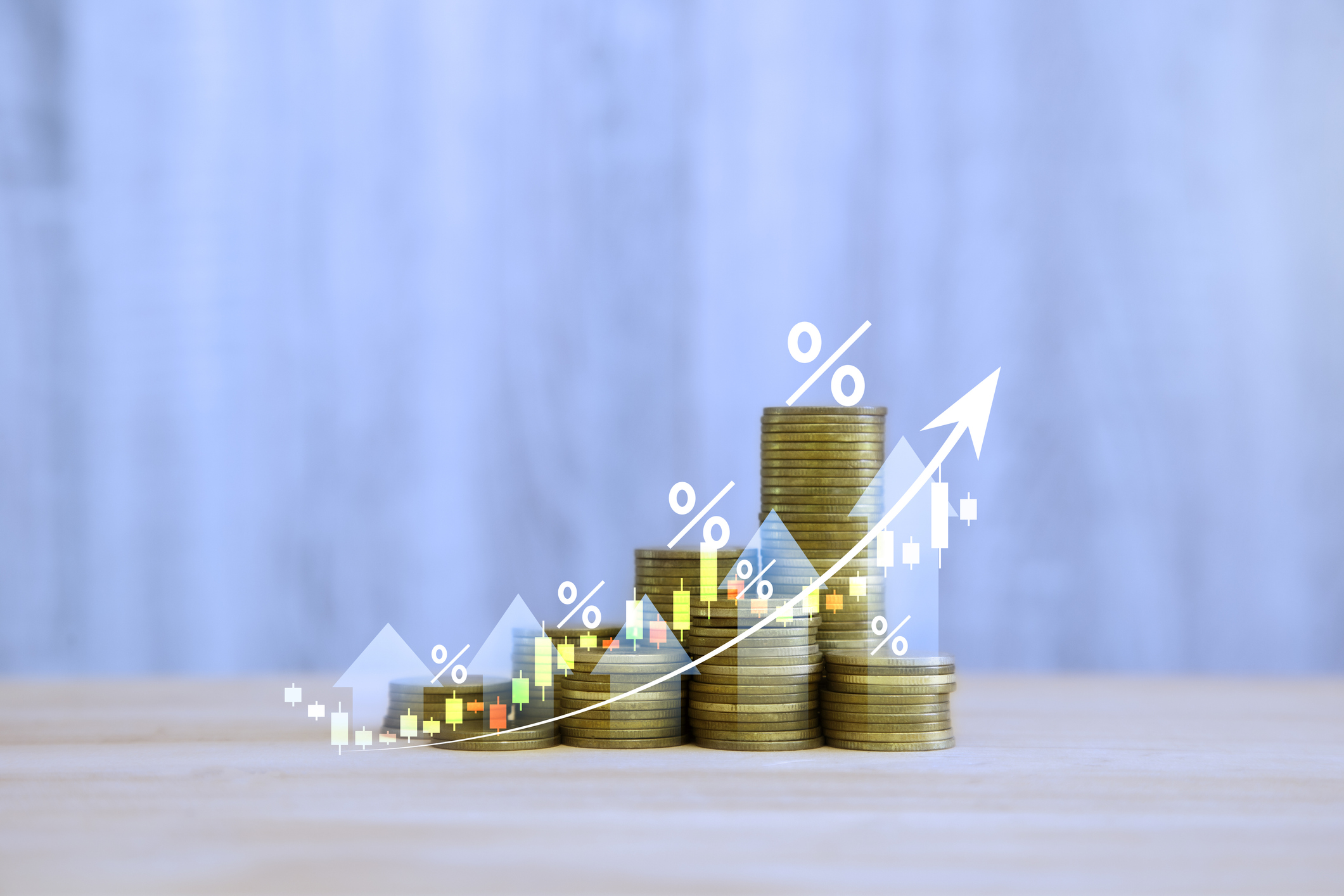 pièce de monnaie en hausse empile des flèches signes de pourcentage croissants