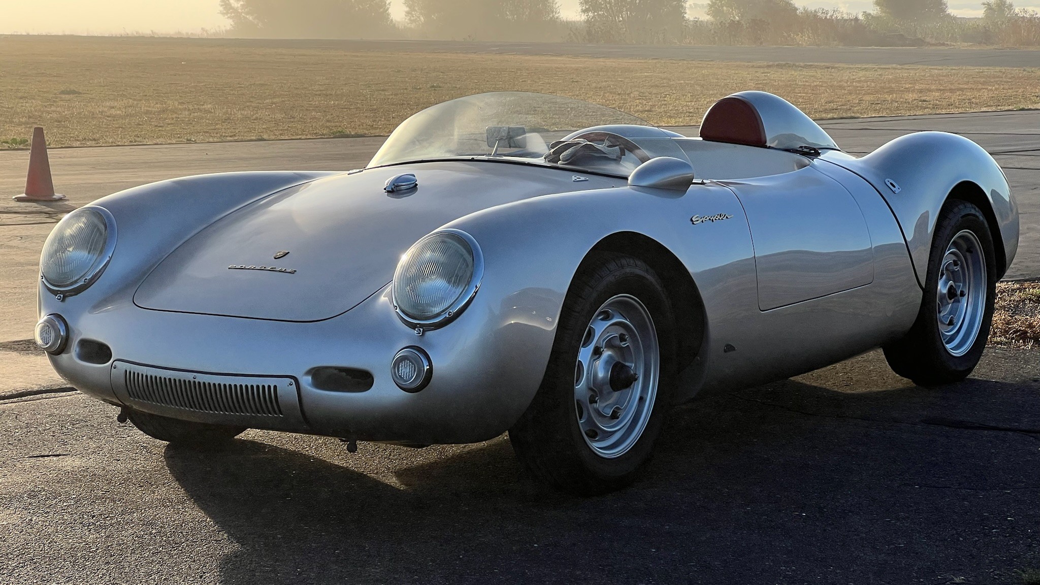 Une voiture classique Ferrari argentée.