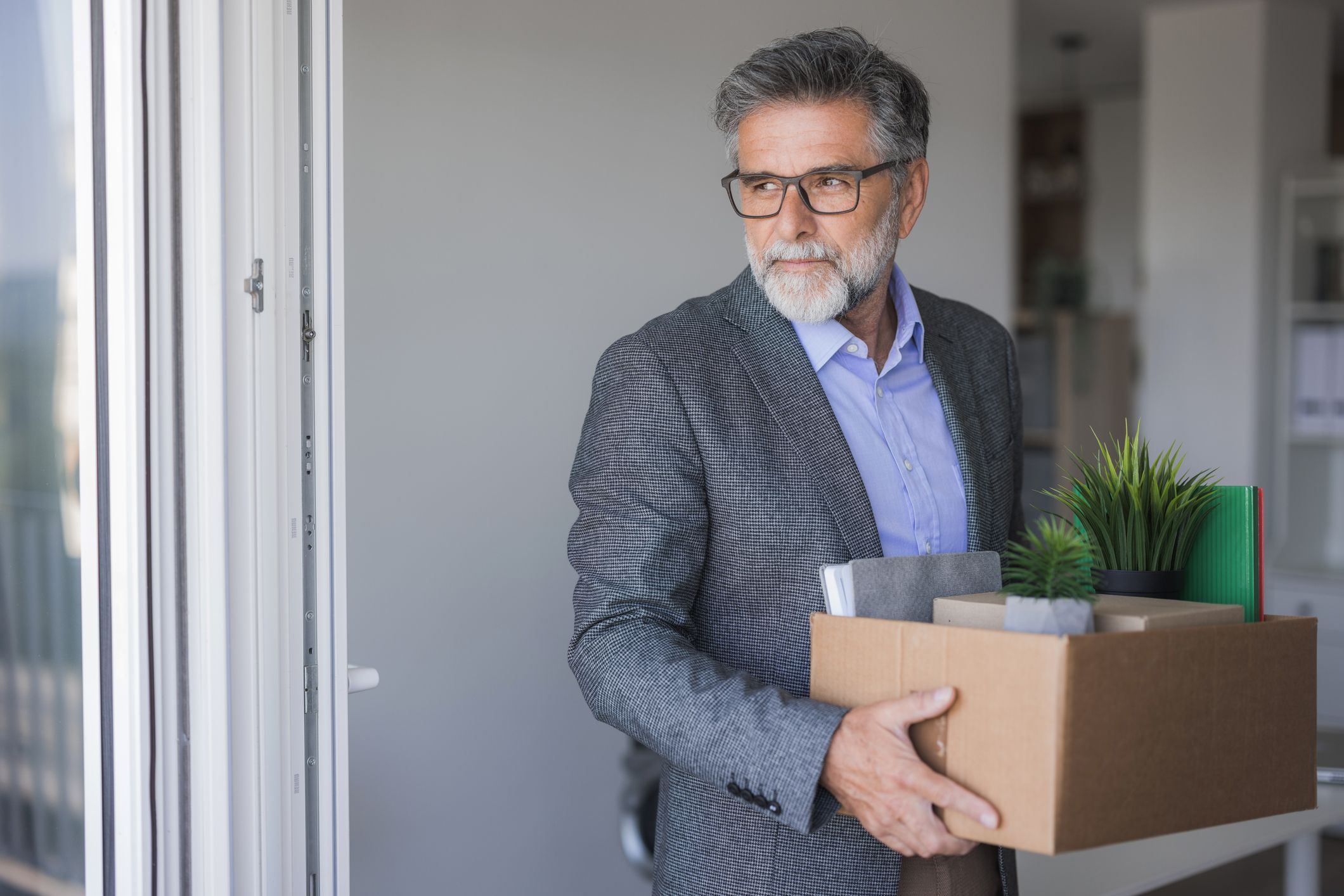 J'ai 59 ans, j'ai économisé 1,7 million de dollars et je viens de perdre mon emploi. Dois-je prendre ma retraite à 59 ans et demi ou trouver un nouvel emploi ?