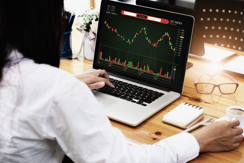 J'ai 45 ans et j'ai à peine investi en bourse. J'ai récemment hérité de 50 000 $. Que dois-je faire?