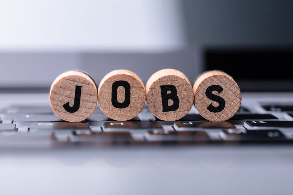 Le rapport sur l'emploi retardé de novembre est sorti. Voici ce que cela signifie pour la Fed et les baisses de taux