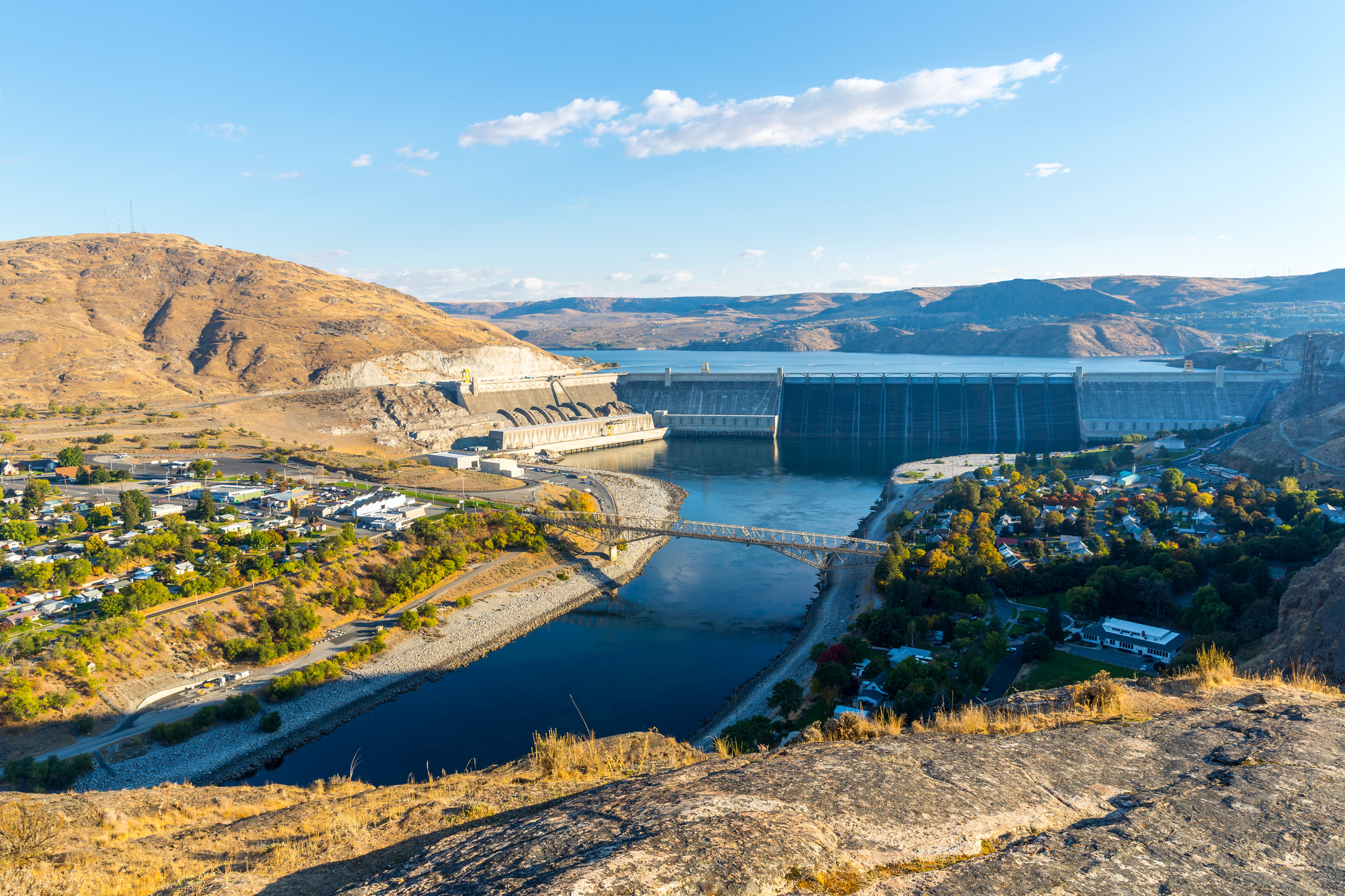 Barrage de Grand Coulee et lac Roosevelt à Washington avec un pont reliant deux groupes de bâtiments