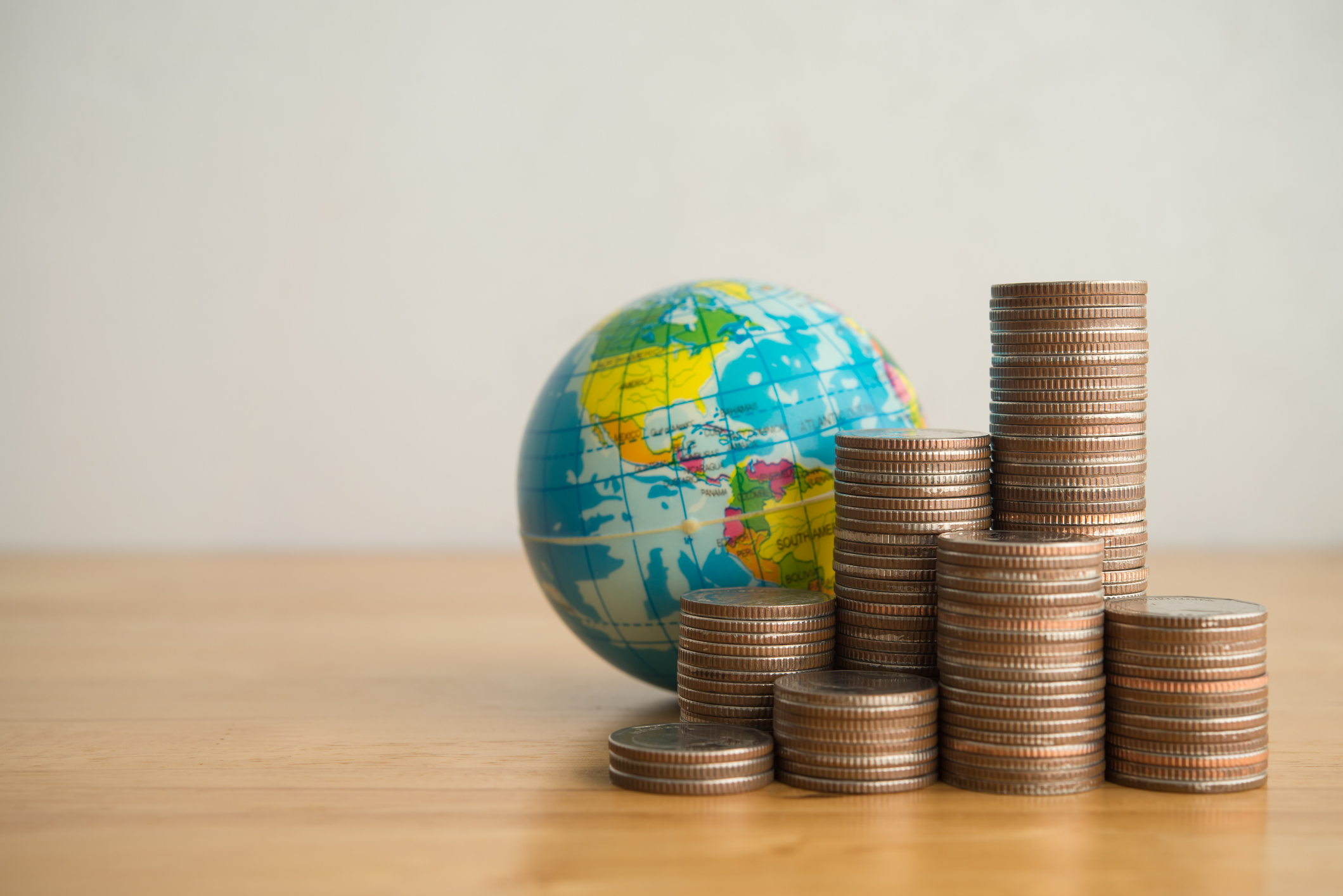 pièces de monnaie globe investissement obligations à travers le monde