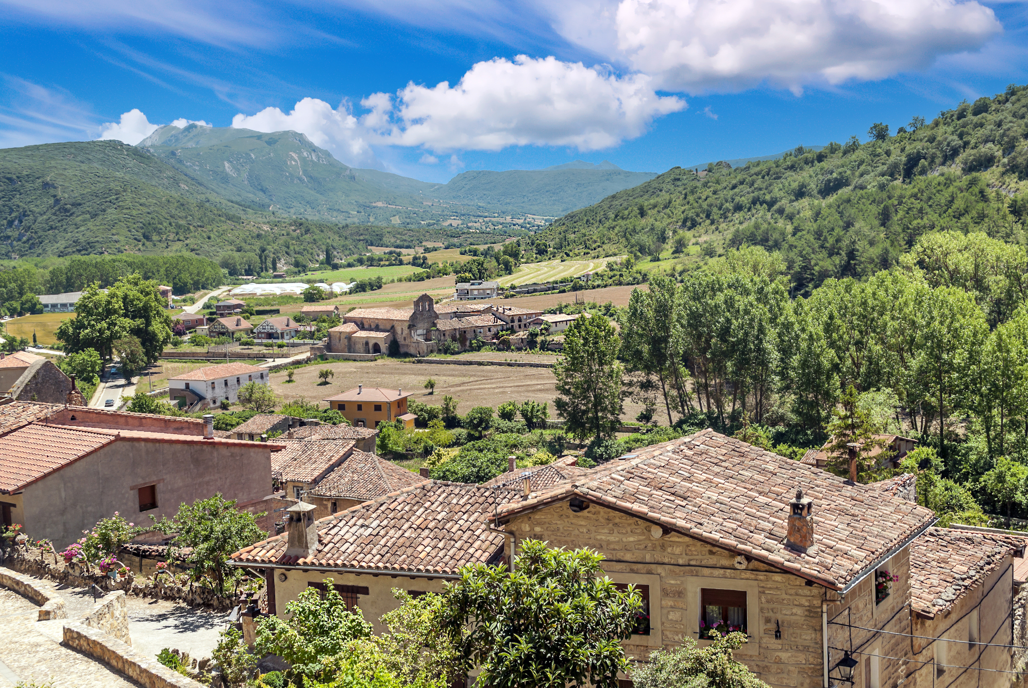 Village de Frias dans la province espagnole de Burgos par une journée ensoleillée.