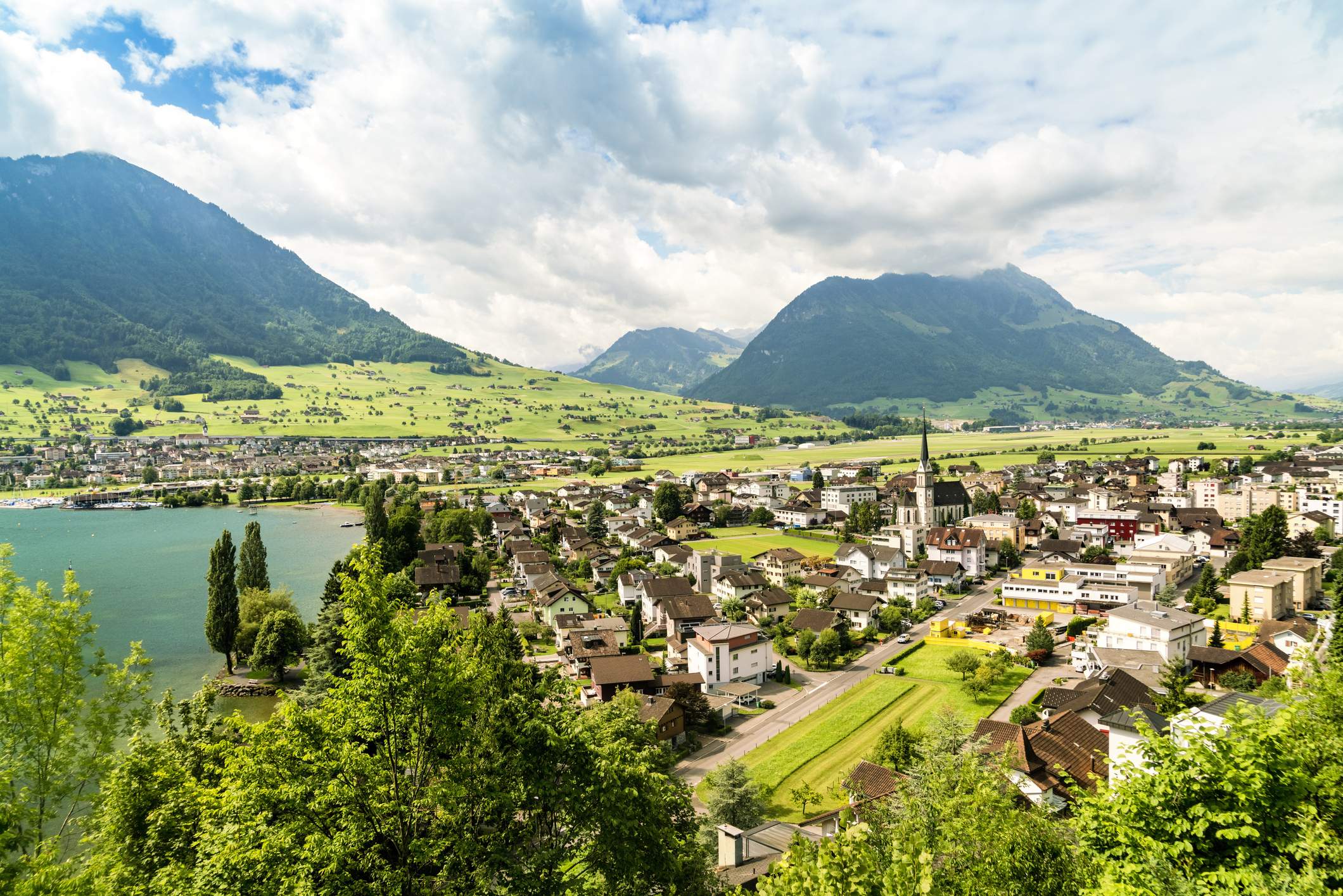 Paysage avec le village d'Ennetburgen et le lac de Lucerne, Suisse