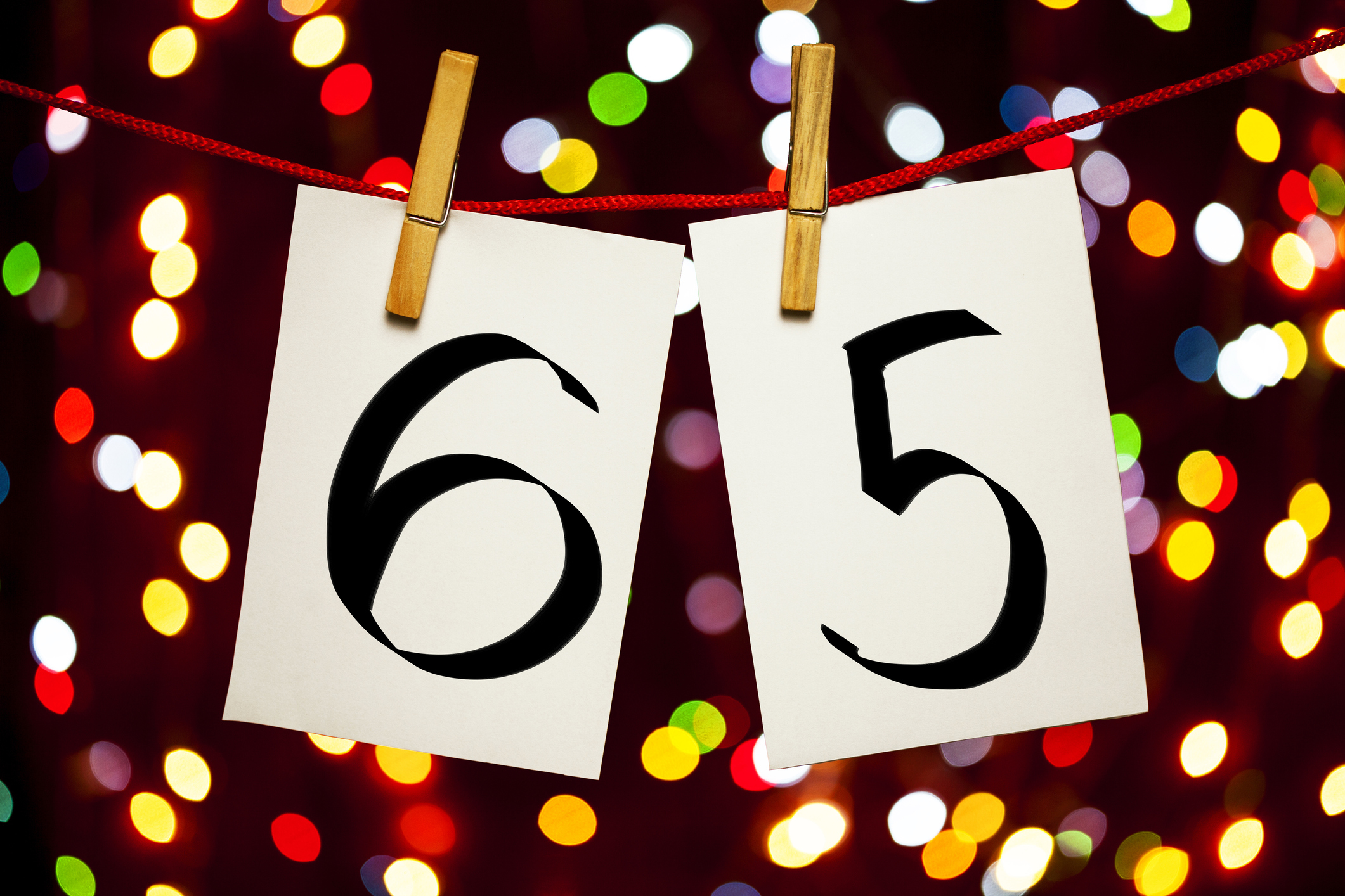 le numéro 65 sur des pinces à linge accrochées à une corde