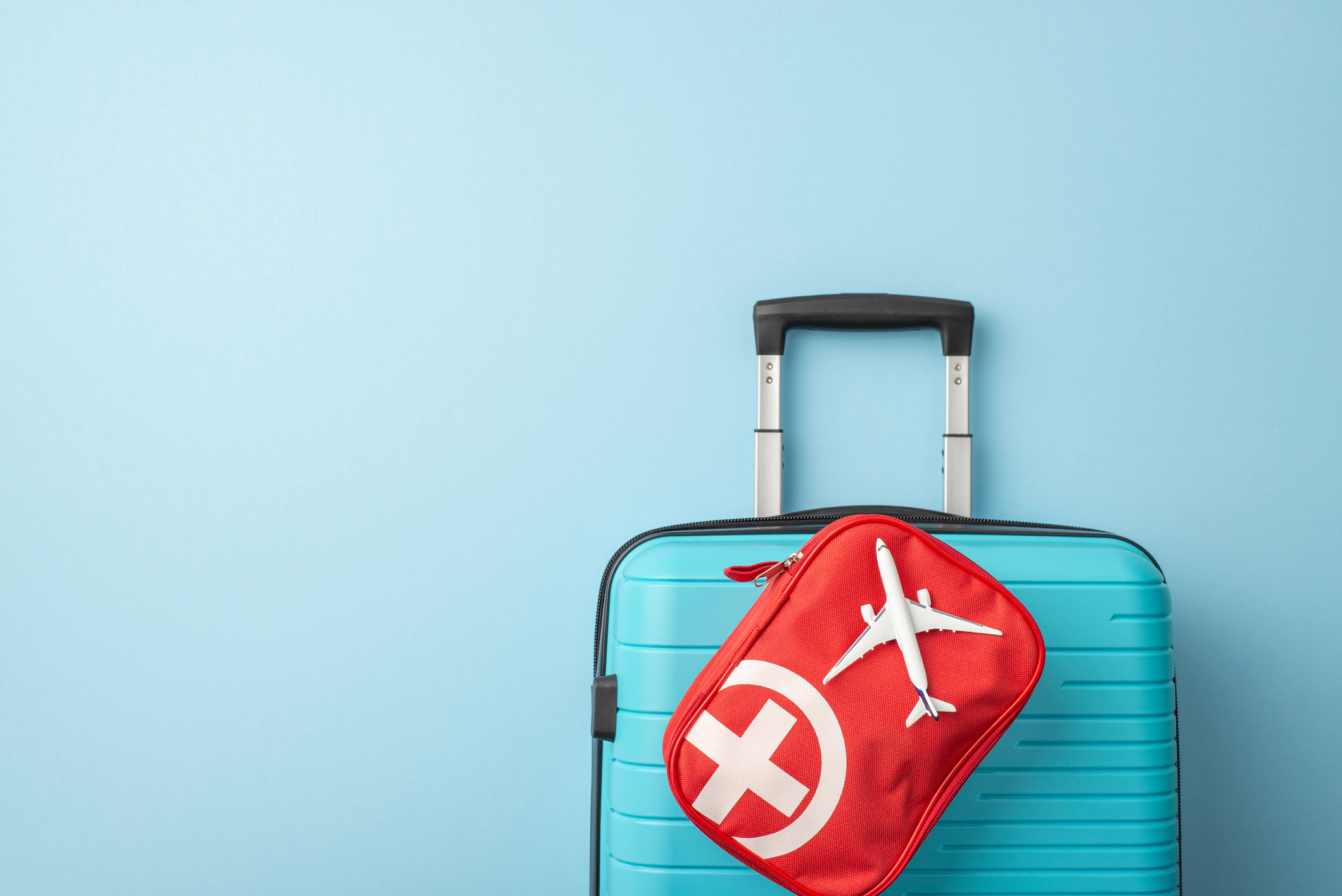 une photo d'une valise avec une trousse de premiers secours attachée