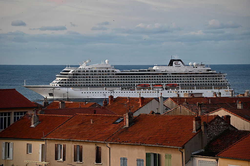 MARSEILLE, FRANCE - 2025/11/20 : Le navire de croisière à passagers Viking Neptune arrive au port méditerranéen français de Marseille.