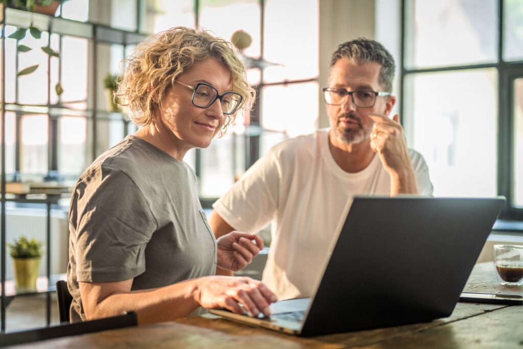 Questions financières que les couples devraient se poser avant de combiner leurs finances
