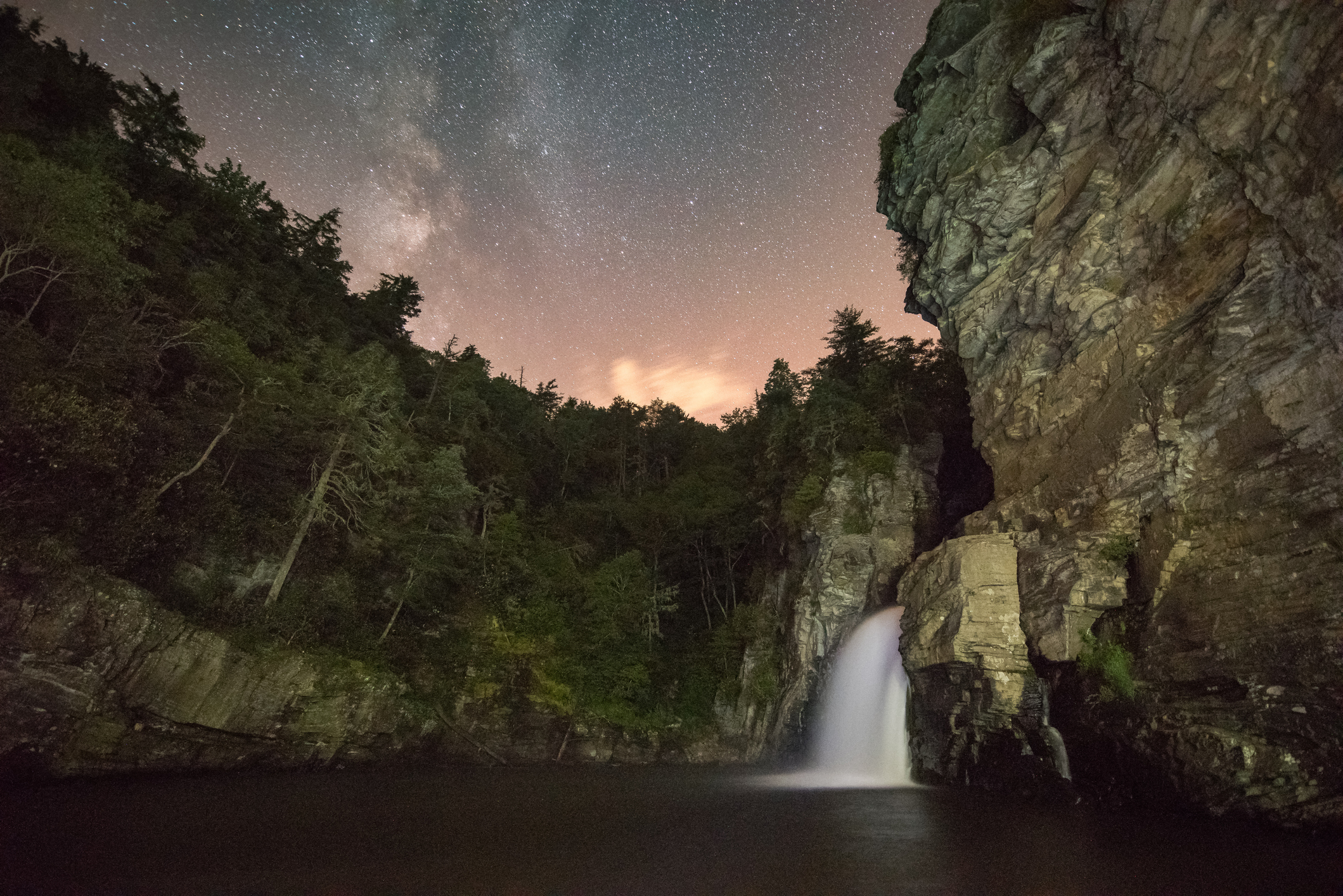 La voie lactée au-dessus des chutes de Linville dans les gorges de Linville, Caroline du Nord