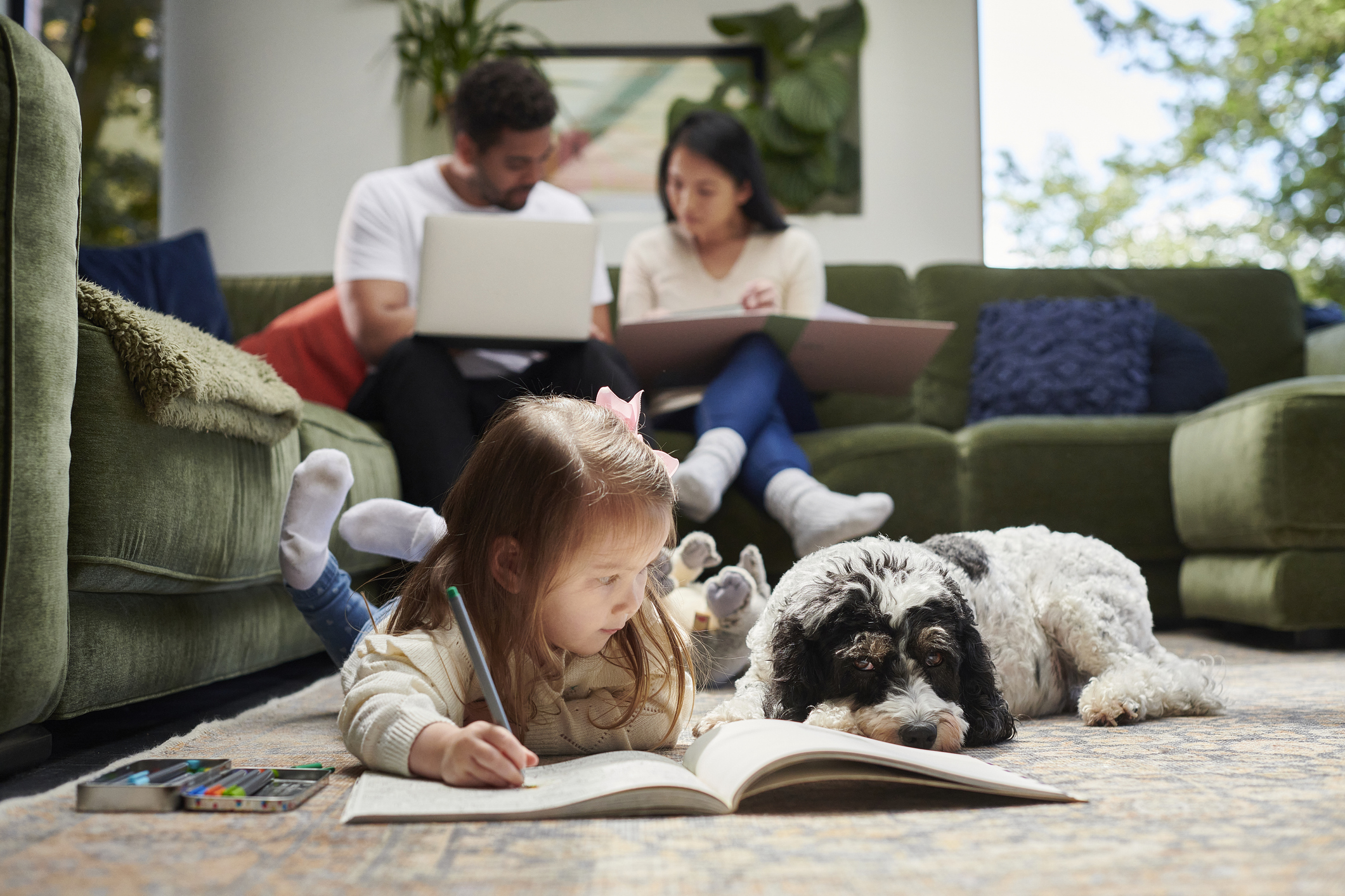 Petite fille à colorier avec son chien
