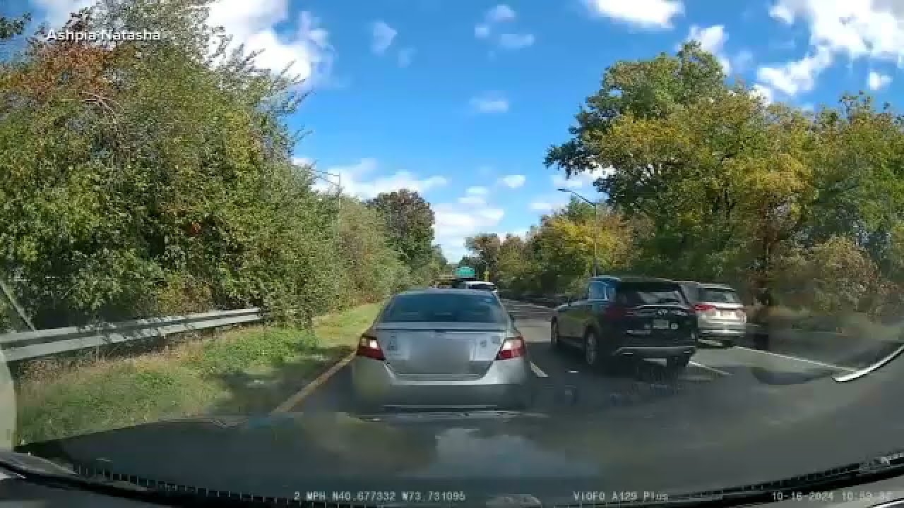 Vidéo Dashcam : des escrocs font marche arrière et s'écrasent sur une voiture, ce qui semble être une escroquerie à l'assurance - YouTube