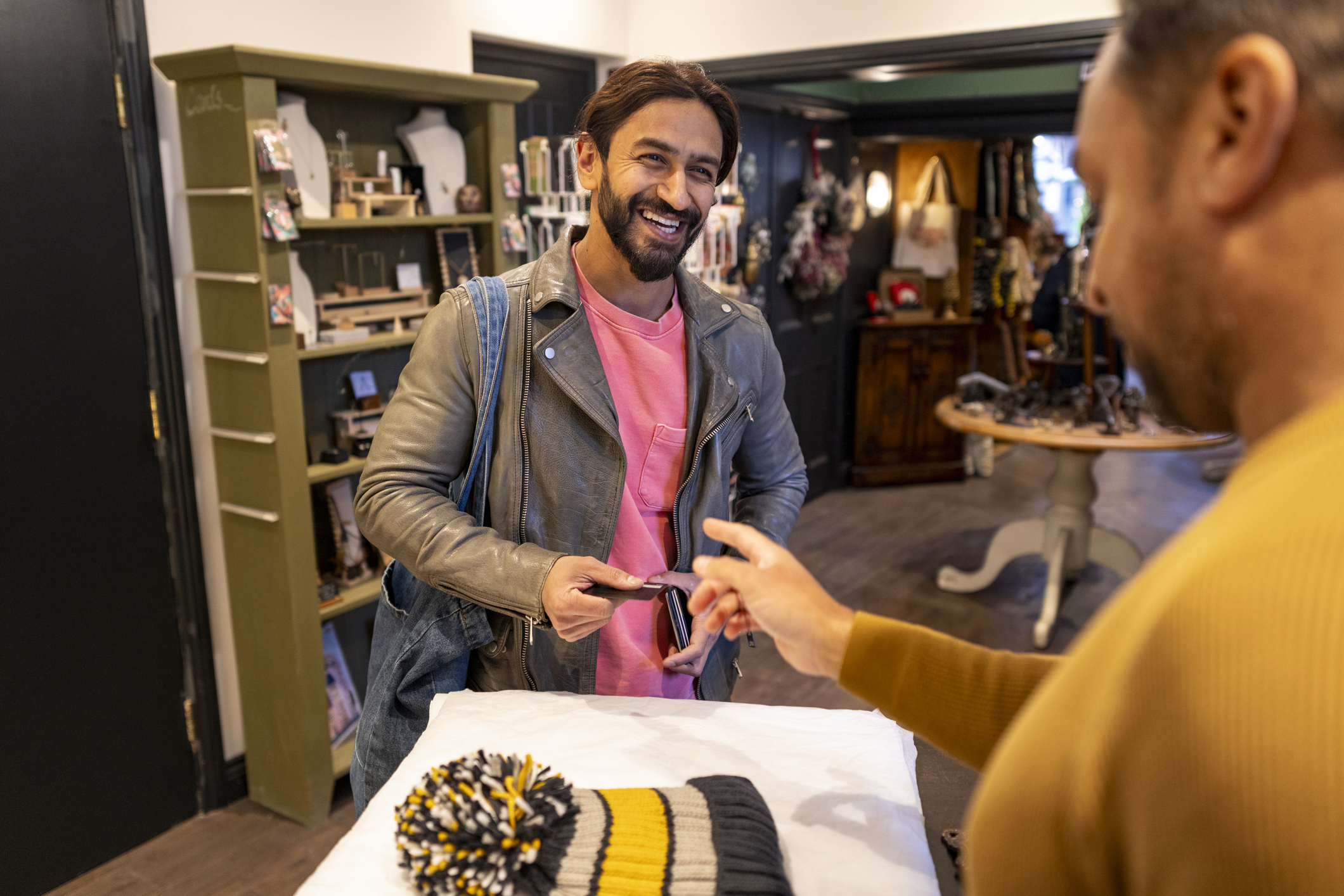 Un homme faisant du shopping